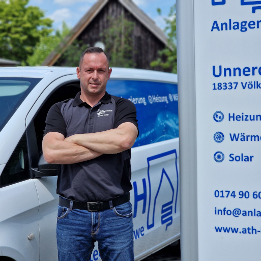 Chrstian Howe vor dem Firmenwagen
