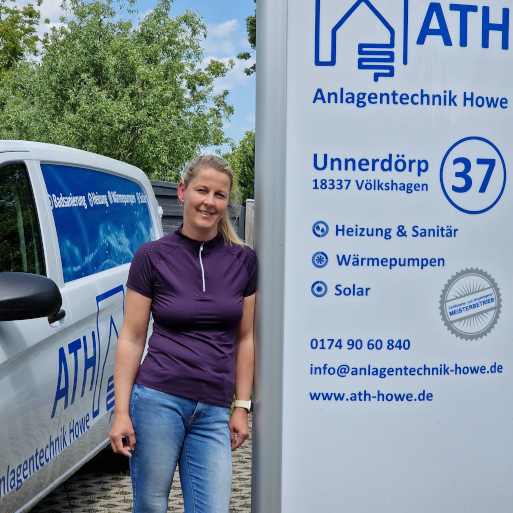 Mandy Howe vor dem Firmenwagen