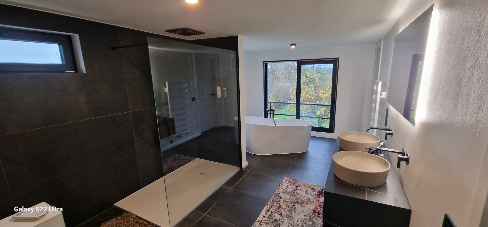 Modernes Badezimmer mit barrierefreier Dusche